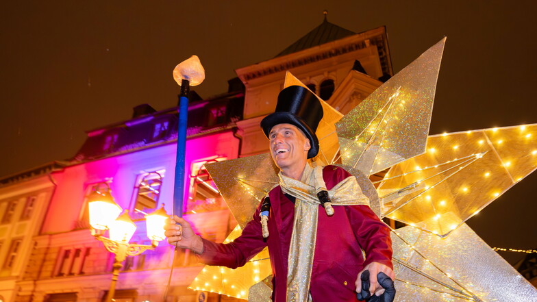 Der Sternenmann hat am Freitag zur Eröffnung des Bautzener Wenzelsmarktes symbolisch die Lichter am großen Weihnachtsbaum auf dem Hauptmarkt entzündet.