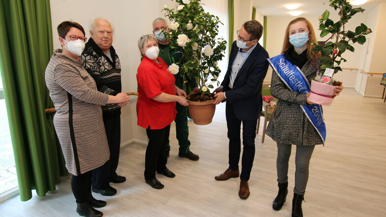Am Dienstag wurde die neue Seniorenresidenz in Roßwein mit einem Einweihungsgeschenk — einer Kamelie — des Heimatvereins und der Stadt Roßwein eröffnet. Geleitet wird die Einrichtung von Nicole Eichert (links).