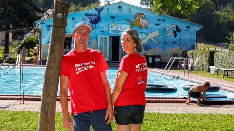 Marcel Heidrich und Susanne Proft waren als Rettungsschwimmer im Sommer im Mewa-Bad mit vielen Mitstreitern aktiv. Damit sie das im nächsten Sommer auch können, muss repariert werden.