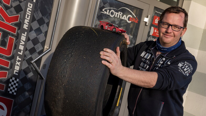 Der große Reifen ist nur Schmuck, denn im Verein von René Köhler ist alles eine Nummer kleiner als in Wirklichkeit.