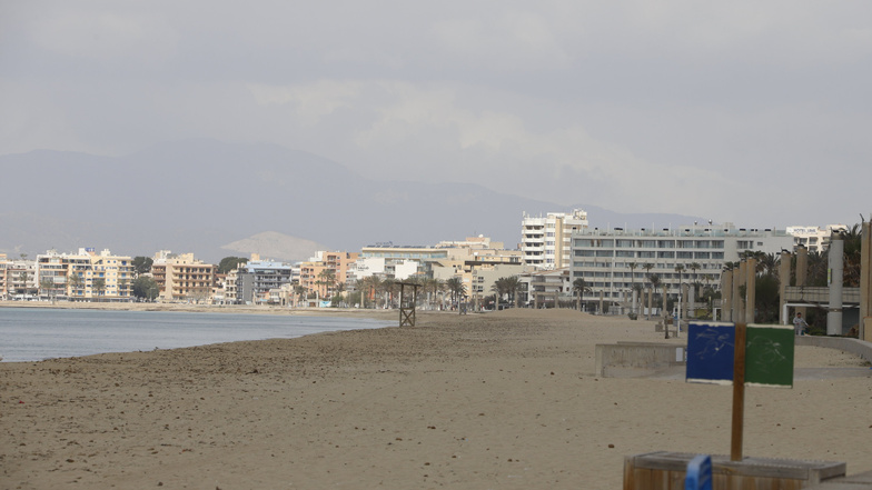 Menschenleer ist der Strand El Arenal. Normalerweise beginnt zu Ostern die Saison auf Mallorca.