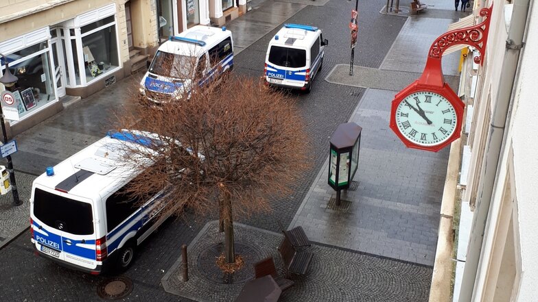 Die Polizei sichert bereits die Hauptstraße in Riesa.