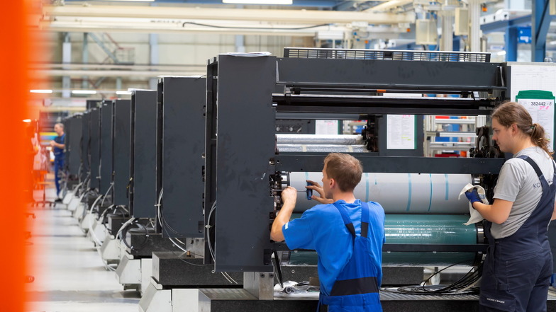 Auch viele Mittelformat-Bogenoffset-Maschinen (im Bild die Endmontage) von Koenig & Bauer in Radebeul gehen ins Ausland. Die Exportquote des Druckmaschinenbauers liegt bei 85 Prozent. Zu DDR-Zeiten war das Werk unter dem Namen "Planeta" bekannt.