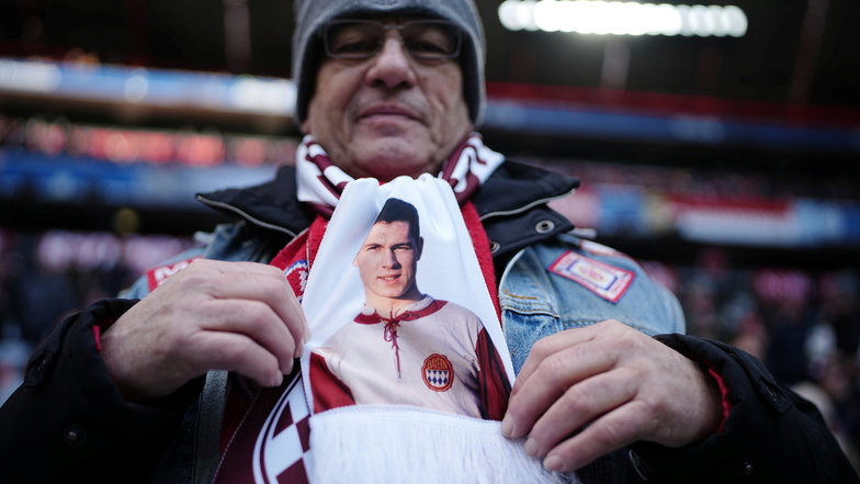 Hans Zimmermann, Beckenbauer Fan, zeigt seinen Schal mit einem Portrait von Beckenbauer vor der Trauerfeier für den verstorbenen Fußballstar und Trainer.