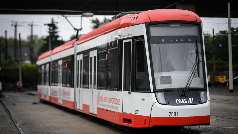 Eine von zwei neuen Straßenbahnen aus dem Bautzener Bombardier-Werk steht im Betriebshof der Duisburger Verkehrsgesellschaft zur Testfahrt bereit.