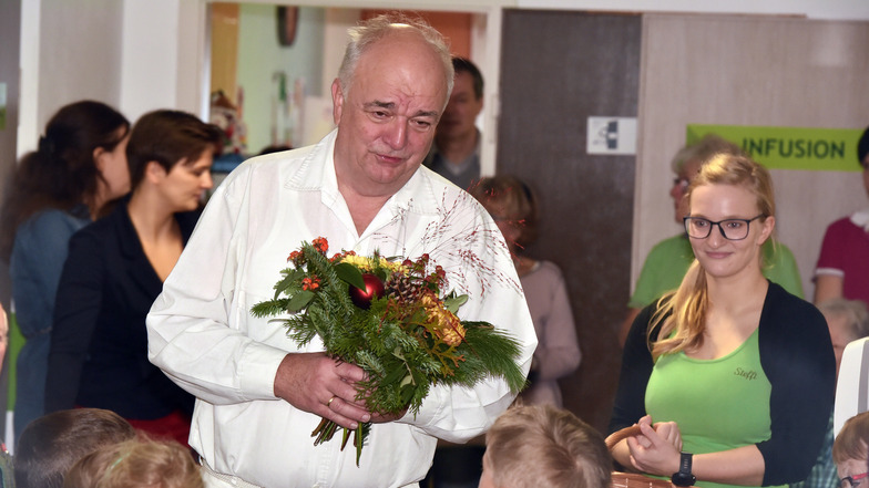 Jetzt ist Gottfried Hanzl 70 geworden. Noch 2018 feierte er das 30-jährige Bestehen des Ambulatoriums in Oderwitz (Bild). Mit einem Ständchen überraschten die Mädchen und Jungen des Kindergartens den Doktor.