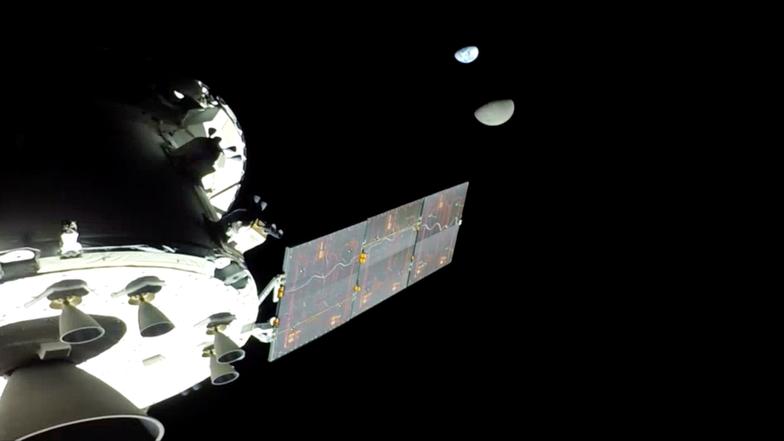 Die Erde (unten) und der Mond sind von der "Orion"-Kapsel aus zu sehen. Rund zwei Wochen nach dem Start der Mondmission "Artemis 1" hat die unbemannte "Orion"-Kapsel ihre weiteste Entfernung von der Erde erreicht.