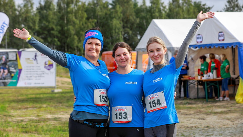Im Team lassen sich die Hindernisse leichter nehmen. Das sagten sich diese drei jungen Frauen und starteten gemeinsam den Lauf am Berzdorfer See.