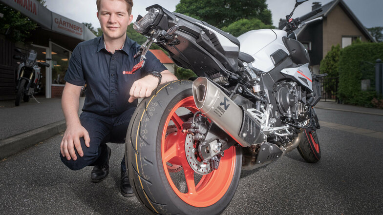 Motorradhaus-Juniorchef Tommy Gärtner mit einer Yamaha MT-10: Für einen Nachrüstauspuff wie diesen zahlen Kunden knapp tausend Euro.