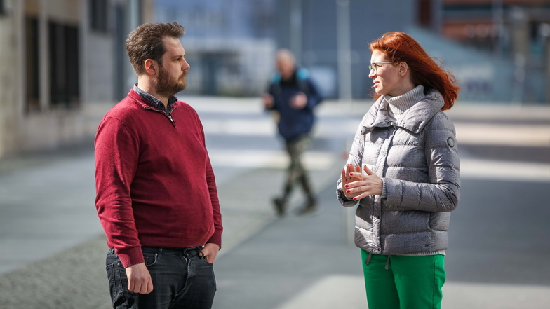 SPD-Stadtrat Vincent Drews und Tetiana Ivanchenko vom Ukraine-Haus im Gespräch.