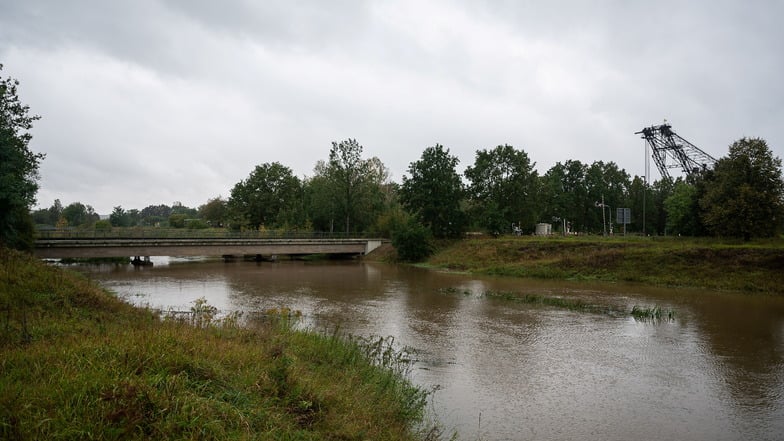 Auch die Pließnitz, ein Nebenfluss der Neiße, führt Hochwasser.