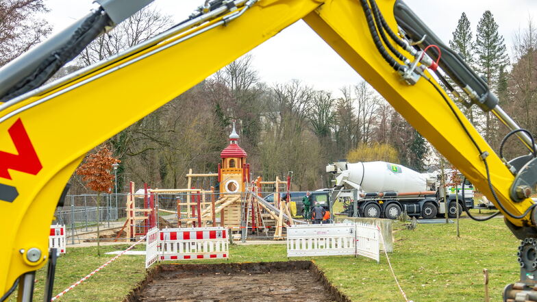 Auf dem Oberwerder in Waldheim entsteht zurzeit ein neuer Spielplatz. Er soll noch vor Ostern eingeweiht werden. Ein Hingucker ist der Rathausturm.