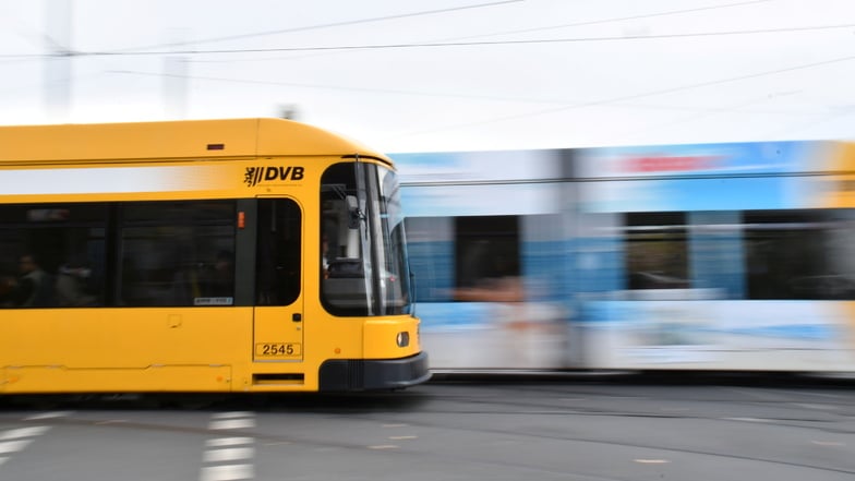 Eine Straßenbahn ist am Mittwoch bei einem Zusammenstoß mit einem Lkw in Dresden entgleist.