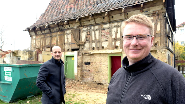 Die Vereinsmitglieder um Henry Stuff (rechts) und Bert Salomo finden auch in Corona-Zeiten Möglichkeiten, die "alte Lotte" - eines der ältesten Fachwerkhäuser in der Region - in Eckartsberg zu sanieren.