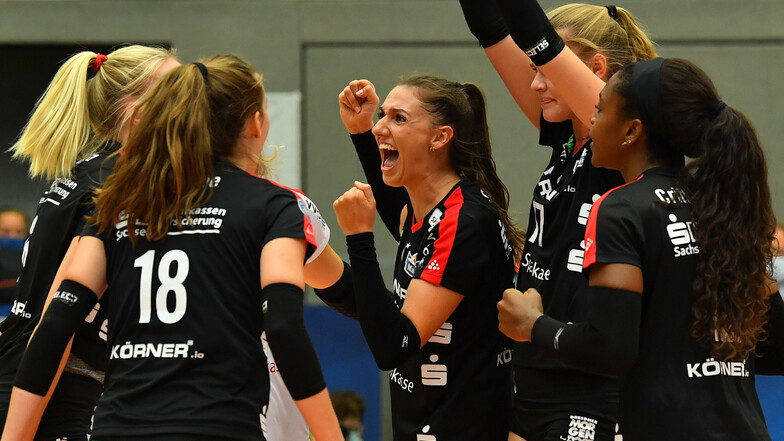 Lena Stigrot (M.) führt die DSC-Volleyballerinnen als neue Kapitänin durch die Saison. Die 25-Jährige konnte mit ihren Kolleginnen den ersten Saisonsieg bejubeln.