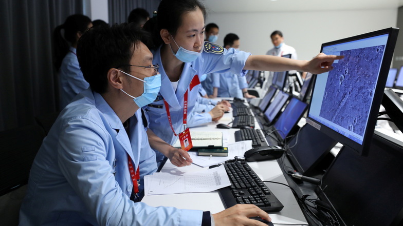 Technisches Personal arbeitet im Pekinger Raumfahrtkontrollzentrum.