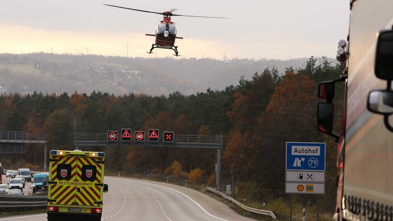 Die Autobahn 4 wurde wegen eines Unfalls voll gesperrt. Ein Hubschrauber brachte eine verletzte Person ins Krankenhaus.