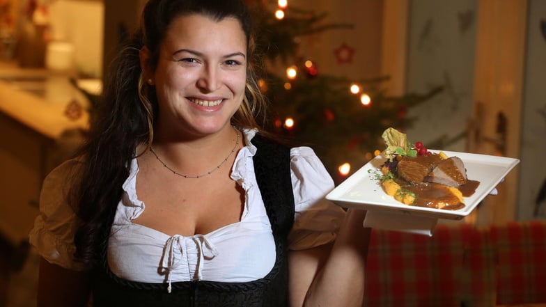 Servicemitarbeiterin Marie-Louise Pabst serviert im Waldblick in Friedersdorf bei Pulsnitz Hirschbraten auf Steckrüben-Karotten-Püree.