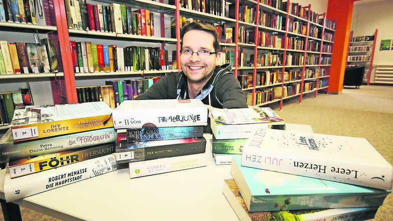 Michael Diezel, Leiter der Waldheimer Stadtbibliothek, mit einigen Büchern, die die Einrichtung als Spende erhalten hat.