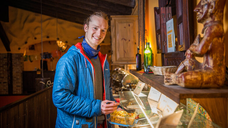 Der Student Gregor Seifert bedient sich für kleines Geld an den Resten des Mittagsbuffets im Espitas.