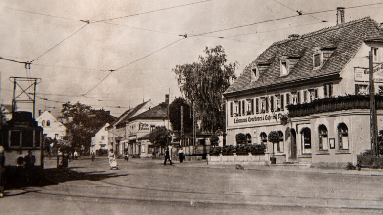 Rechts ist das Café Lehmann, links ein Teil der früheren Straßenbahn zu sehen.