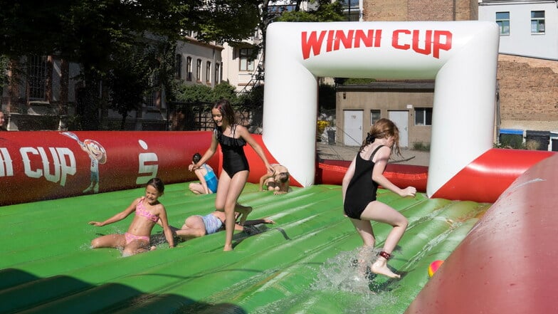 Noch besser als hitzefrei: Wasserhüpfburg der Sparkasse im Hof der August-Moritz-Böttcher-Grundschule in Görlitz.