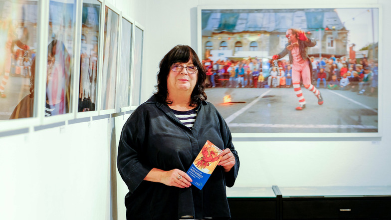 Gabriele Lorenz steht mitten in der aktuellen Ausstellung der Stadtgalerie mit Fotografien von André Wirsig.