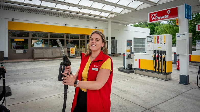 Sarah Suhr ist Filialleiterin der Shell-Tankstelle in Döbeln. Nach der Modernisierung hat die Tankstelle wieder geöffnet.