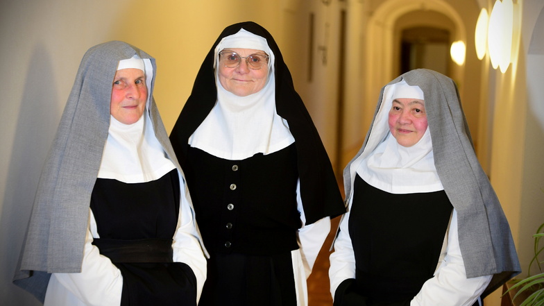 Sie sind 2022 offiziell neu im Kloster St. Marienthal aufgenommen (von links): Schwester Franziska, Schwester Mechtild und Schwester Anna-Maria.