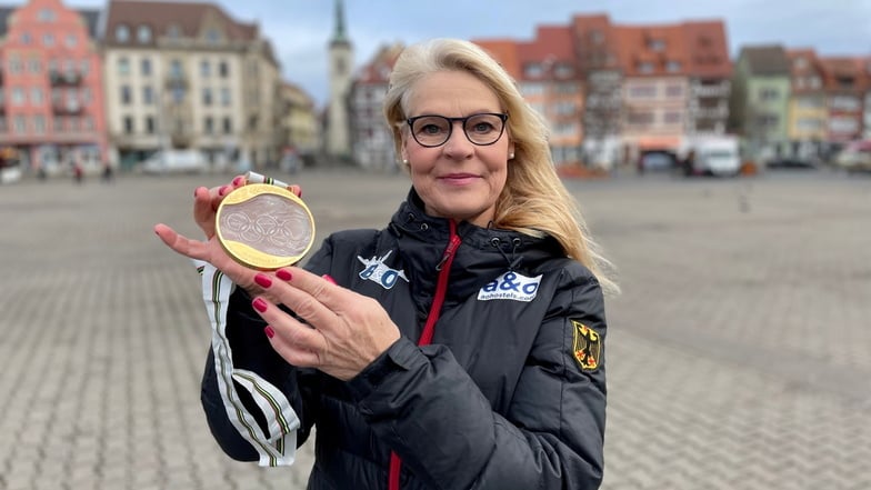 Diese Medaille hat eine Geschichte. Jahrhundert-Eisschnellläuferin Gunda Niemann-Stirnemann gewann bei Olympia 1992 in Albertville das erste Gold für die gesamtdeutsche Mannschaft.
