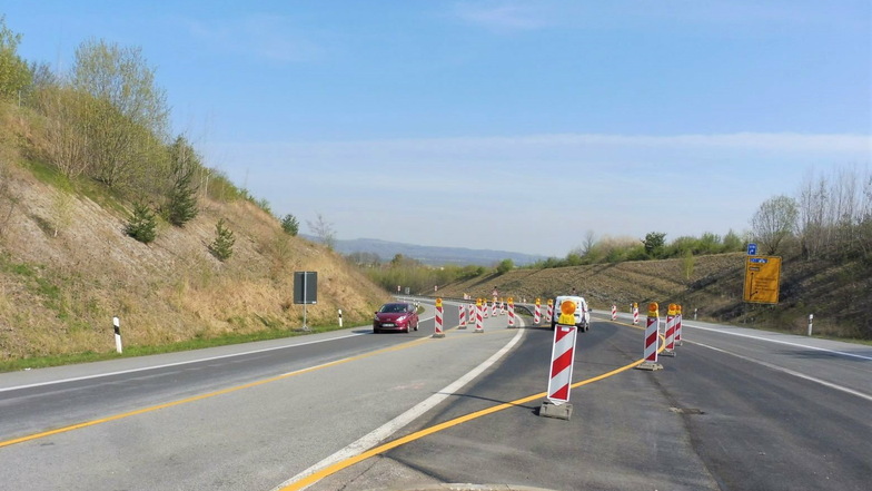 Der Pirnaer Autobahnzubringer nach der Südumfahrung-Baustelle: An dieser Stelle wechselt der Verkehr wieder auf den rechten Fahrstreifen. Warnbaken sollen verhindern, dass aus Versehen jemand auf der linken Spur weiterfährt.