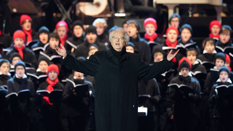 Mitglieder des Dresdner Kreuzchors singen im Dezember 2019 unter der Leitung von Kreuzkantor Roderich Kreile beim Adventskonzert im Rudolf-Harbig-Stadion. Obwohl das 2020 abgesagt wurde, sollte der Chor in der Kreuzkirche auftreten.