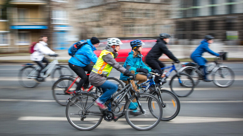 Die Stadt kündigt an, was die Radfahrer bei dieser Demo im Februar 2019 forderten: mehr Radwege.