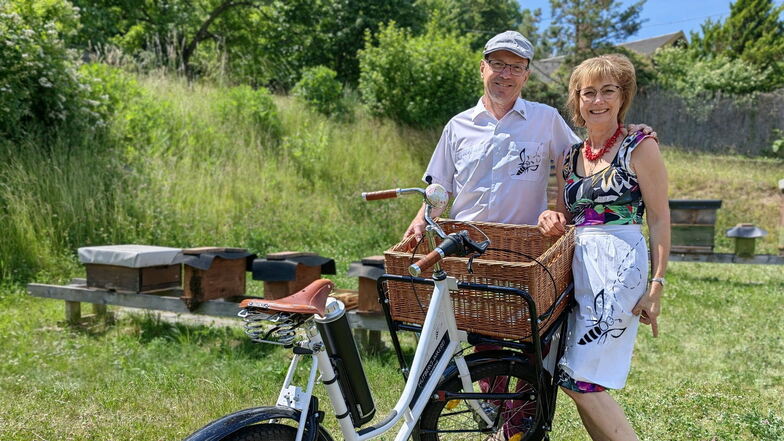 Beate und Uwe Wendt waren erstmals 2022 zur Offenen Gartenpforte mit ihrer Hutberg-Imkerei am Start und freuten sich auch diesmal wieder auf zahlreiche Gäste, die sich für Bienenzucht und Honigimkerei interessieren.