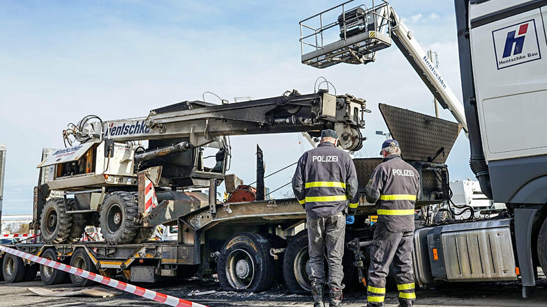 Dieser Tieflader der Bautzener Firma Hentschke Bau ist Anfang November 2019 durch einen Brandanschlag beschädigt worden. Jetzt hat in Leipzig ein Bagger der Firma gebrannt.