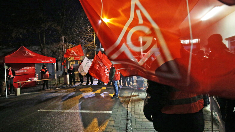 Das Foto zeigt eine Demonstration der IG Metall in Zeithain. Anfang März plant die Gewerkschaft eine Kundgebung für günstigere Industriestrompreise.
