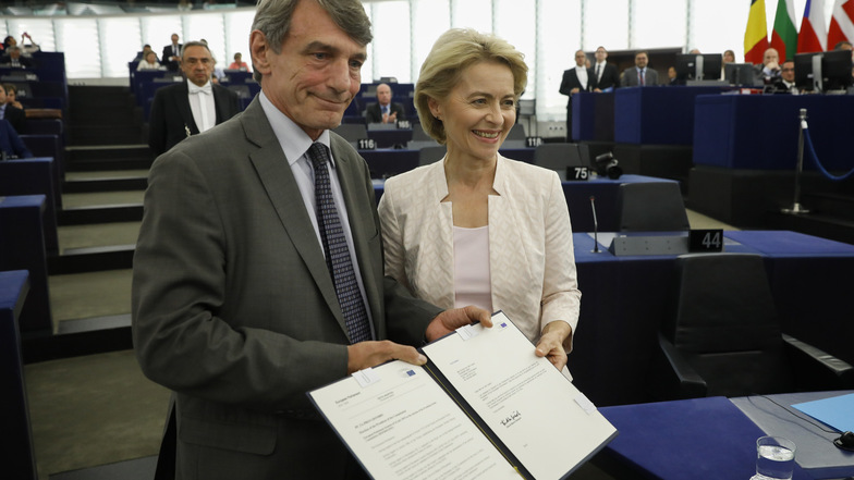 David Sassoli (l), EU- Parlamentspräsident, gratuliert Ursula von der Leyen nach der Bekanntgabe der Wahlergebnisse im Plenarsaal.