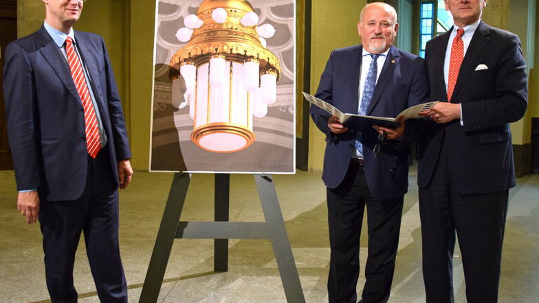 Schon 2018 halfen Sparkasse und Ostdeutsche Sparkassenstiftung bei der Rekonstruktion der Kuppelsaalleuchten für die frühere Görlitzer Synagoge. Sparkassenvorstand Michael Bräuer (li) war damals mit dabei.