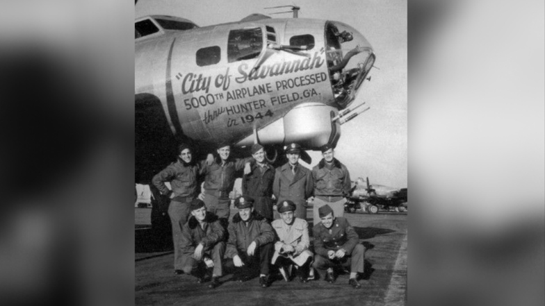 Der Bomber "City of Savannah" und die Knittle-Crew, Dezember 1944.