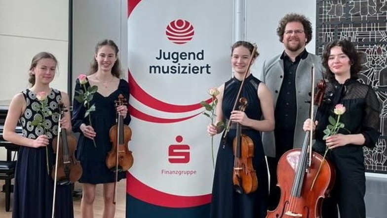 Johanna Domsgen, Matilda Nedo, Hanna Raimann und Sophia Zinnow (v. l. n. r.) mit Dalibor Tuž, der die drei Mädchen links unterrichtet. Das Quartett erreichte 23 Punkte und fährt zum Bundeswettbewerb.
