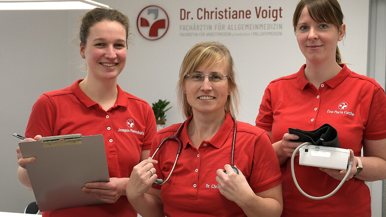 Die Medizinischen Fachangestellten Josephin Mannschatz (links) und Eva-Maria Fischer (rechts) unterstützen die Allgemeinmedizinerin Dr. Christiane Voigt in ihrer neuen Praxis.