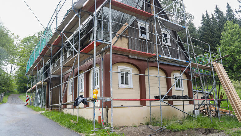 Dieses Haus am Lammweg in Neusalza-Spremberg soll das neue Heim für Familie Schröer werden. Am Tag des offenen Umgebindehauses zeigen sie es, von 10 bis 17 Uhr sind Besucher willkommen. 