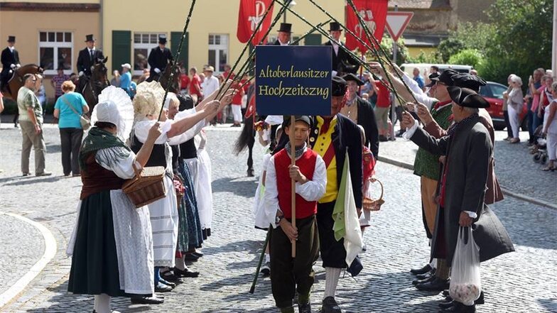 Der Traditionspflegeverein Oberlausitz gestaltete eine Altoberlausitzer Hochzeit mit Hans Klecker.