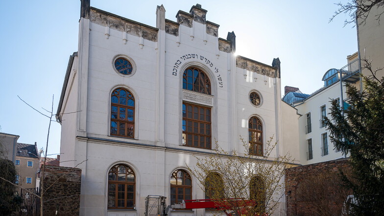So sieht die Alte Synagoge jetzt aus. Die hebräischen Fassaden-Lettern wurden in zwölf Metern Höhe über einem Rundfenster angebracht.