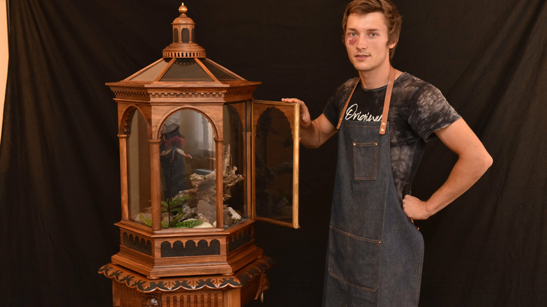 Tischler-Jungmeister Paul Klotzsche aus Pirna mit seinem Meisterstück, einem edlen Terrarium.