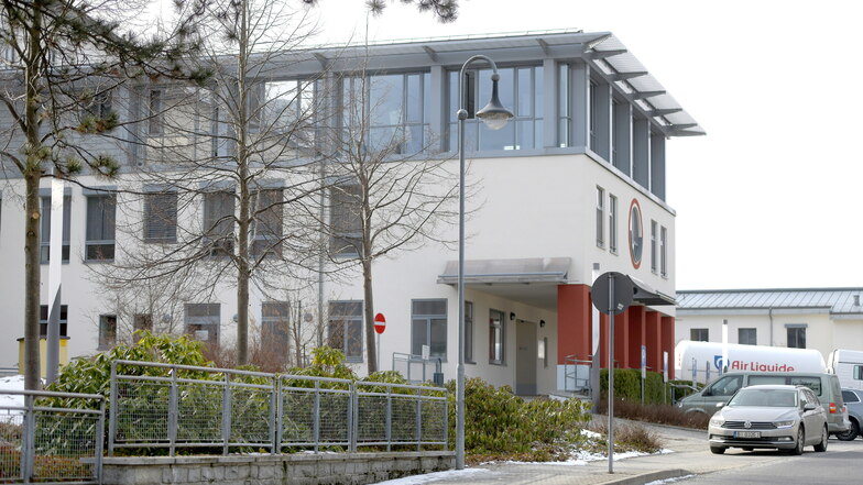 Das Krankenhaus in Ebersbach: Hier soll es in Zukunft nur noch eine ambulante Behandlung geben.