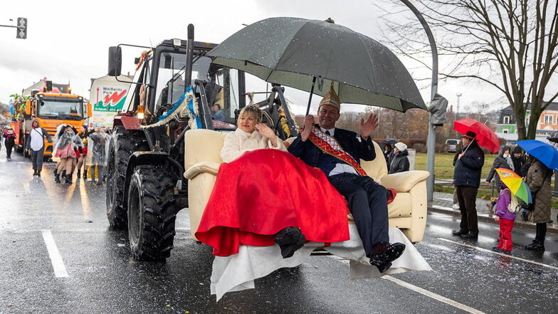 Das Kesselsdorfer Prinzenpaar wurde vom Traktor gefahren, was kein Zufall war.