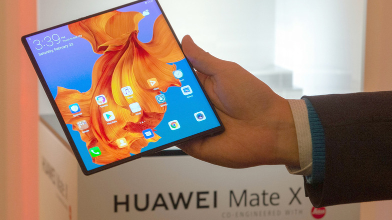 Aufgeklappt so groß wie ein iPad Mini: Das neue Falt-Smartphone von Huawei. Es soll 229 Euro kosten und im Sommer auf den Markt kommen.