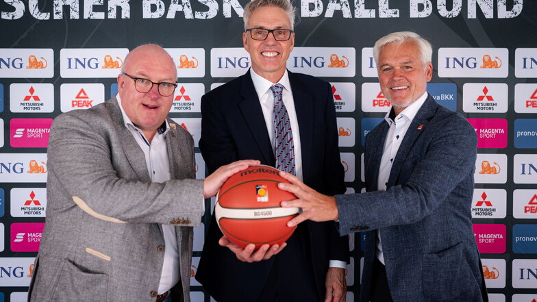 Vor zwei Wochen präsentierte Ingo Weiss (l,), der Präsident des Deutschen Basketball Bunds, den neuen Bundestrainer Gordon Herbert (M.) gemeinsam mit Armin Andres, Vizepräsident. Nun hat Weiss aber alles andere als Grund zur Freude.