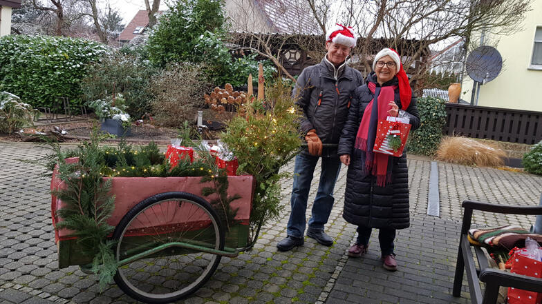 Margot Mager und ihr Mann Wolfgang waren ein Nikolaus-Gespann, das am 6. Dezember viele Senioren in Wiednitz mit einem Geschenk überraschte. Insgesamt waren an diesem Tag gleich sieben Nikoläuse mit ihren Helfern im Dorf unterwegs.